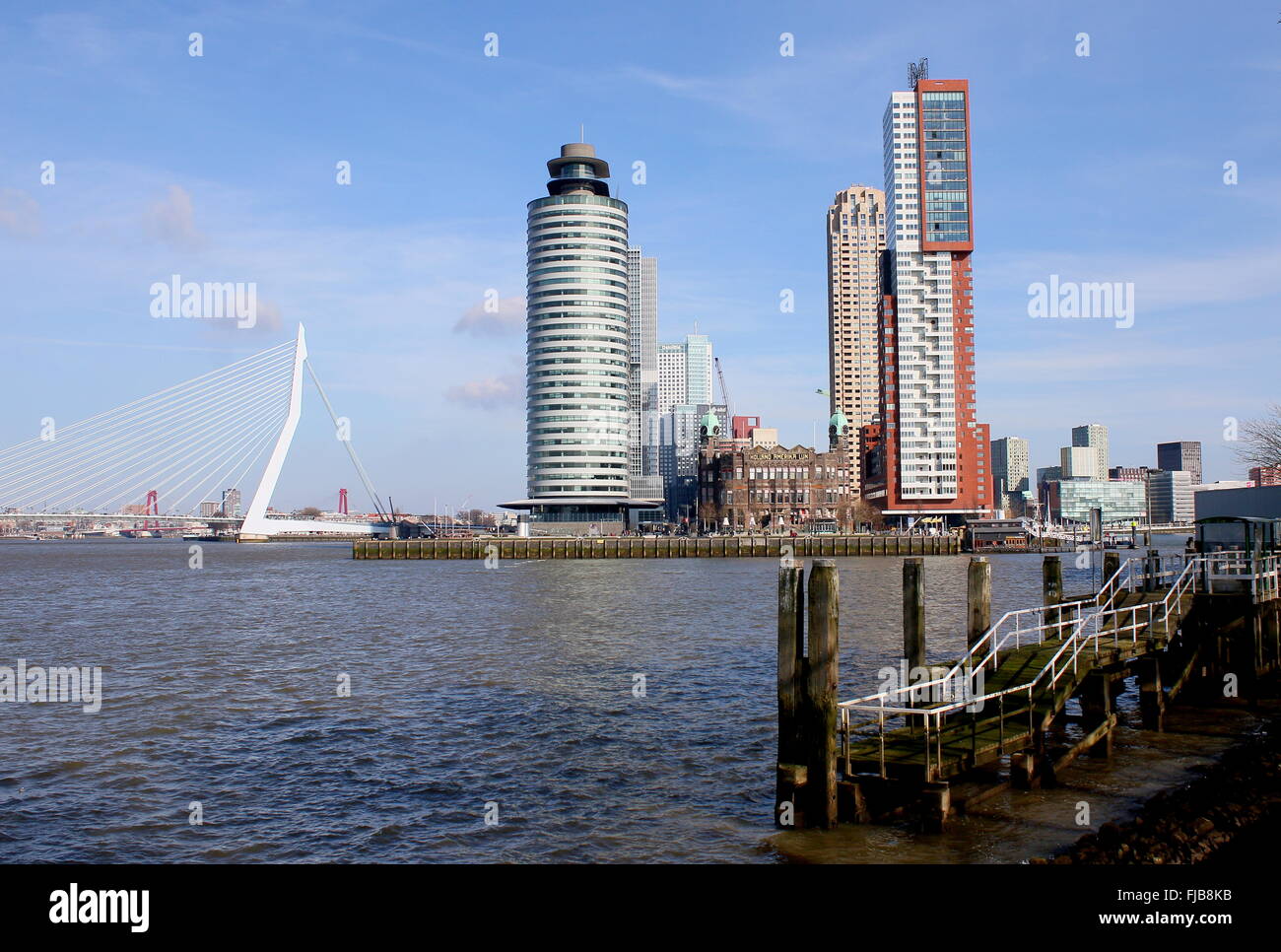 Toits de Rotterdam, Pays-Bas. Le pont Erasmus, Port Mondial Centre, l'Hôtel New York, Montevideo Tower sur la péninsule de Kop van Zuid Banque D'Images