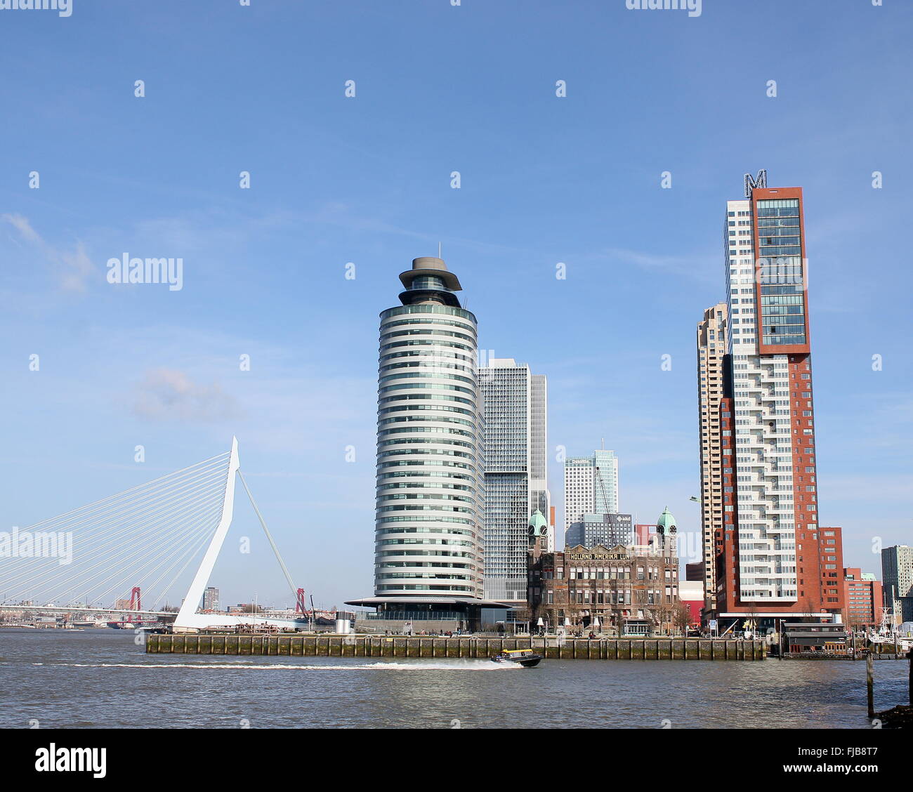 Toits de Rotterdam, Pays-Bas. Le pont Erasmus, Port Mondial Centre, l'Hôtel New York, Montevideo Tower sur la péninsule de Kop van Zuid Banque D'Images