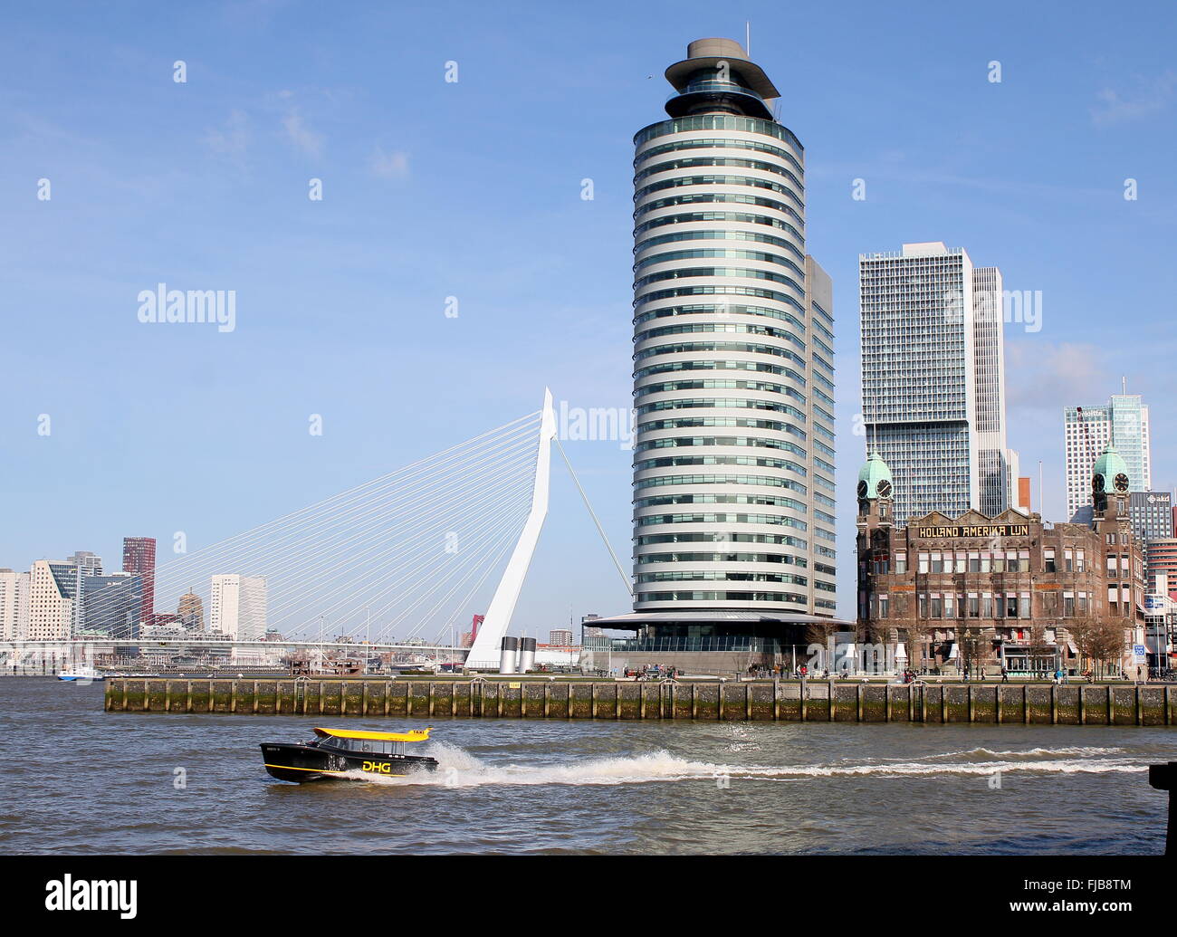 Kop van Zuid et Wilhemina Peer, Rotterdam, Pays-Bas. Skyline avec pont Erasmus, Port Mondial Centre, l'Hôtel New York. Banque D'Images