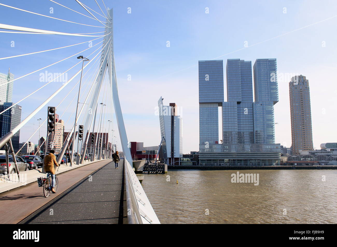 Vue sur le pont Erasmus à Rotterdam' 'De gratte-ciel (2013, Rem Koolhaas), flanquée de Toren op Zuid (KPN tower) et la Nouvelle Orléans tower Banque D'Images