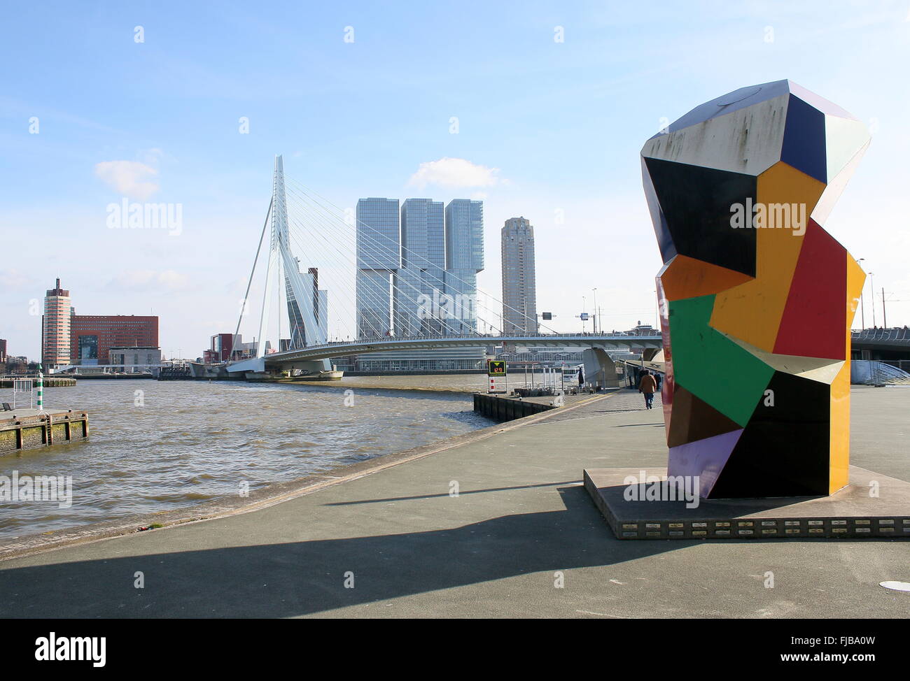 Statue de Marathon (2001), Henk Visch à Boompjes / Leuvehaven, en arrière-plan le pont Erasmus Rotterdam' et 'De bâtiment (2013) Banque D'Images