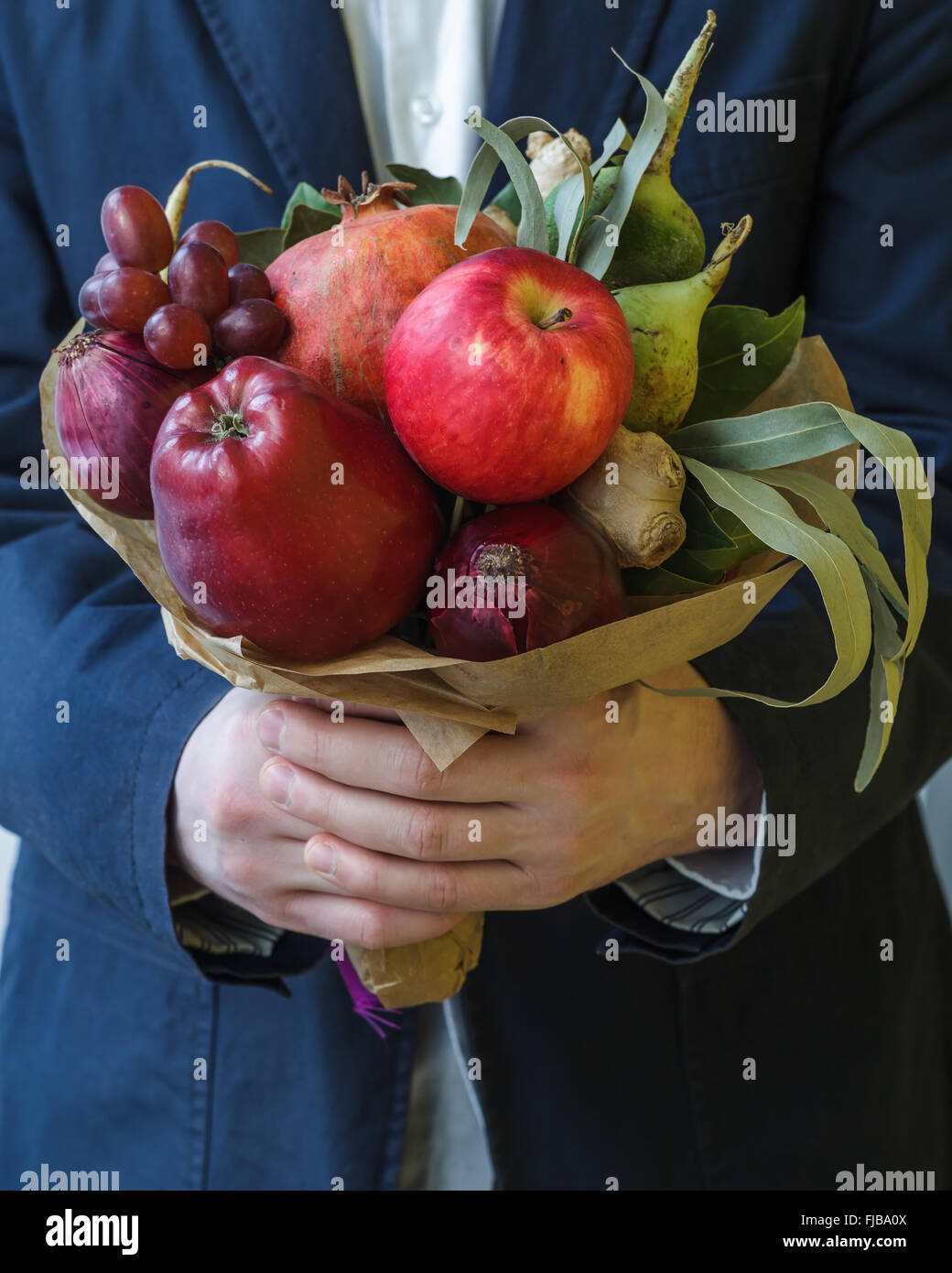 L'homme confère une rare bouquet de fruits et légumes frais. Banque D'Images