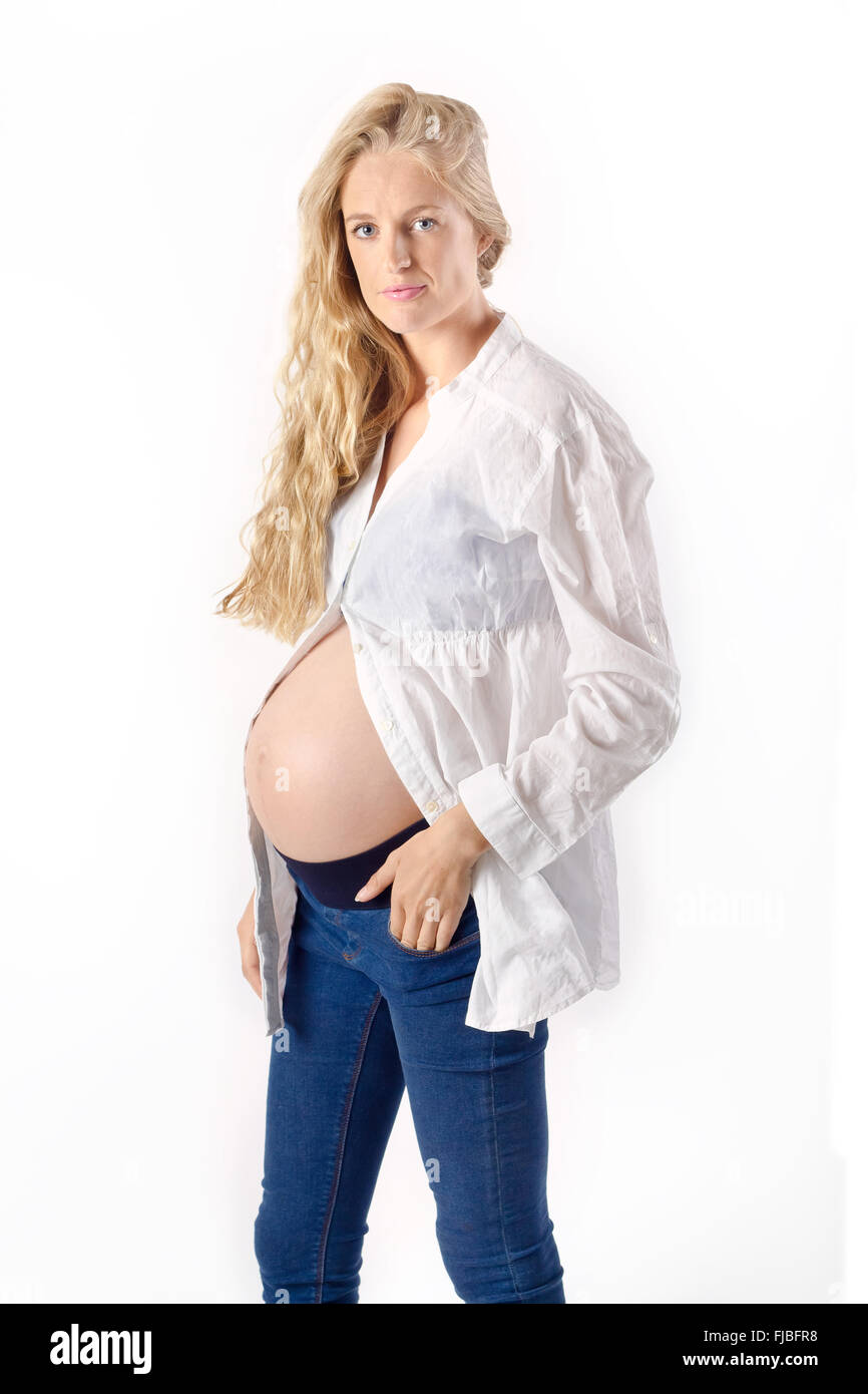 Belle femme enceinte portant des vêtements décontractés Banque D'Images