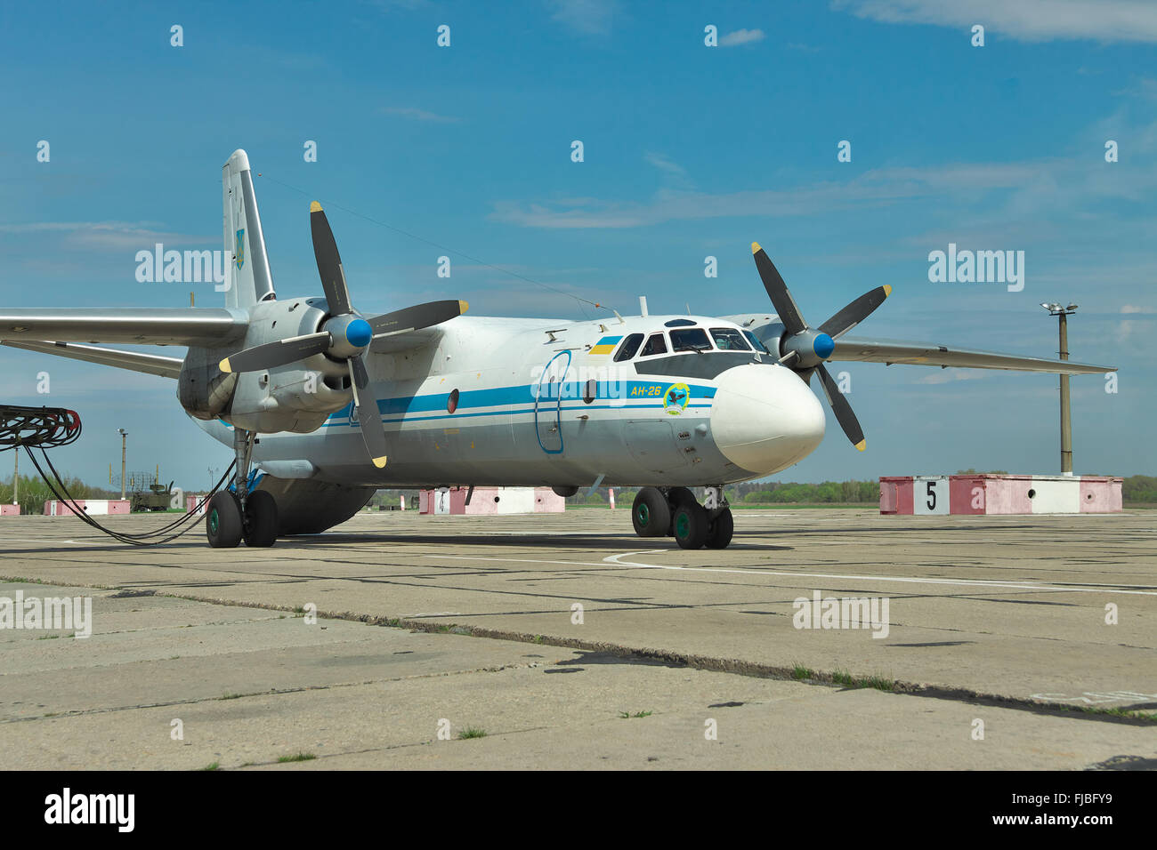 Vasilkov, Ukraine - le 24 avril 2012 : une armée de l'air ukrainienne-26 Avion de cargaison en cours de préparation pour le démarrage du moteur Banque D'Images