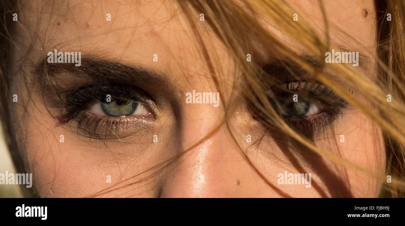 Gros plan d'une belle femme avec les cheveux sur son visage Banque D'Images
