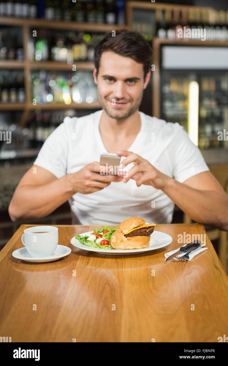 Bel homme de prendre une photo de sa nourriture Banque D'Images