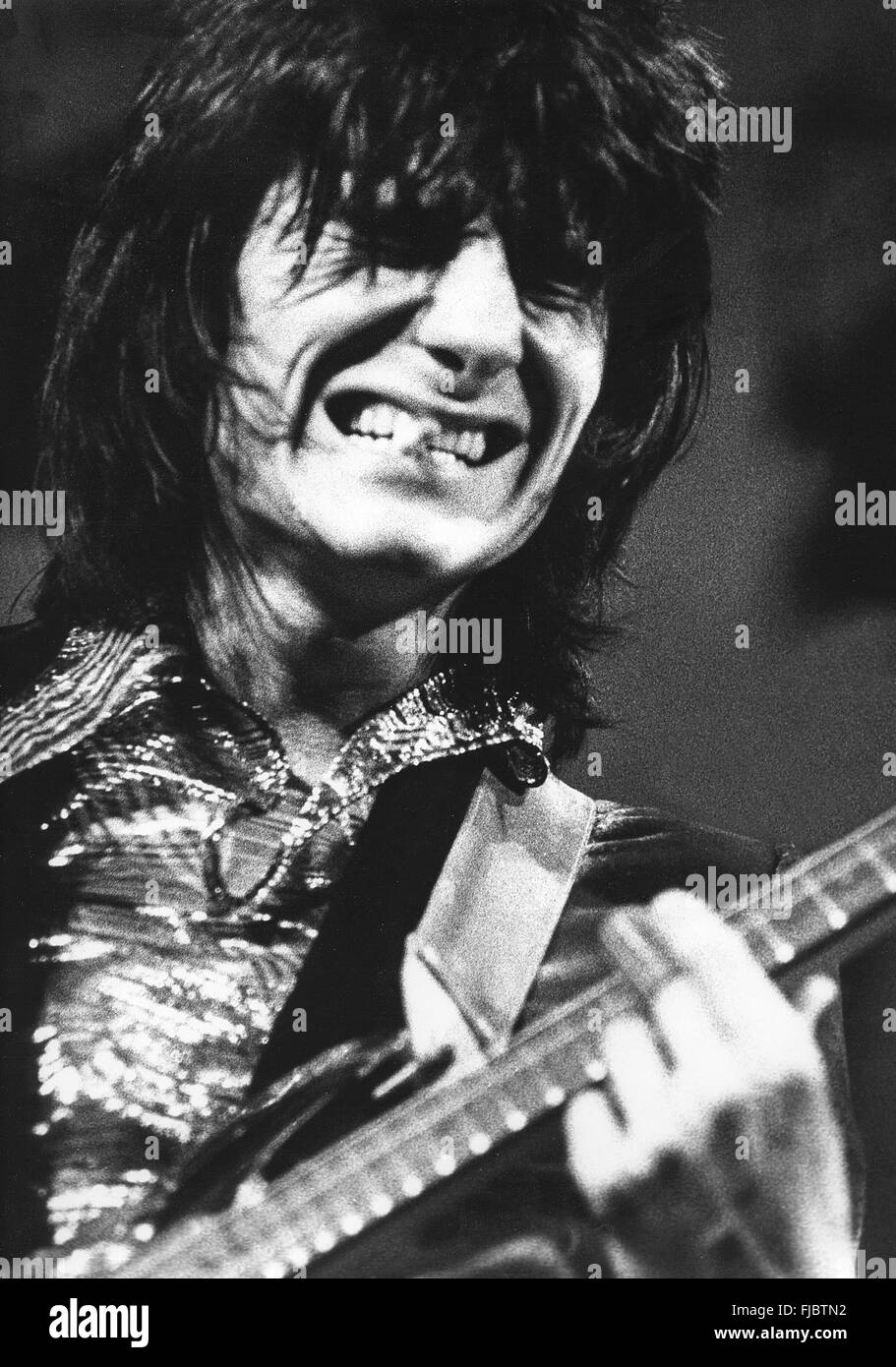 Ronnie Wood qui joue de la guitare pour les visages au Reading Festival, 8 août 1972. Banque D'Images