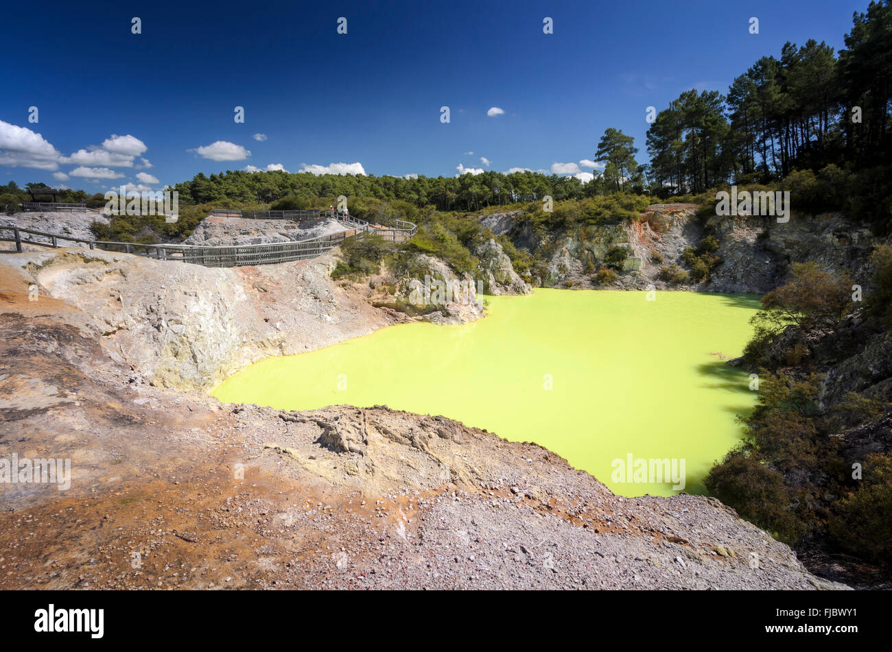 Baignoire du diable, avec l'étang de l'eau de couleur jaune soufre, Waiotapu zone thermale, Waiotapu, zone volcanique de Taupo, Waiotopu Banque D'Images