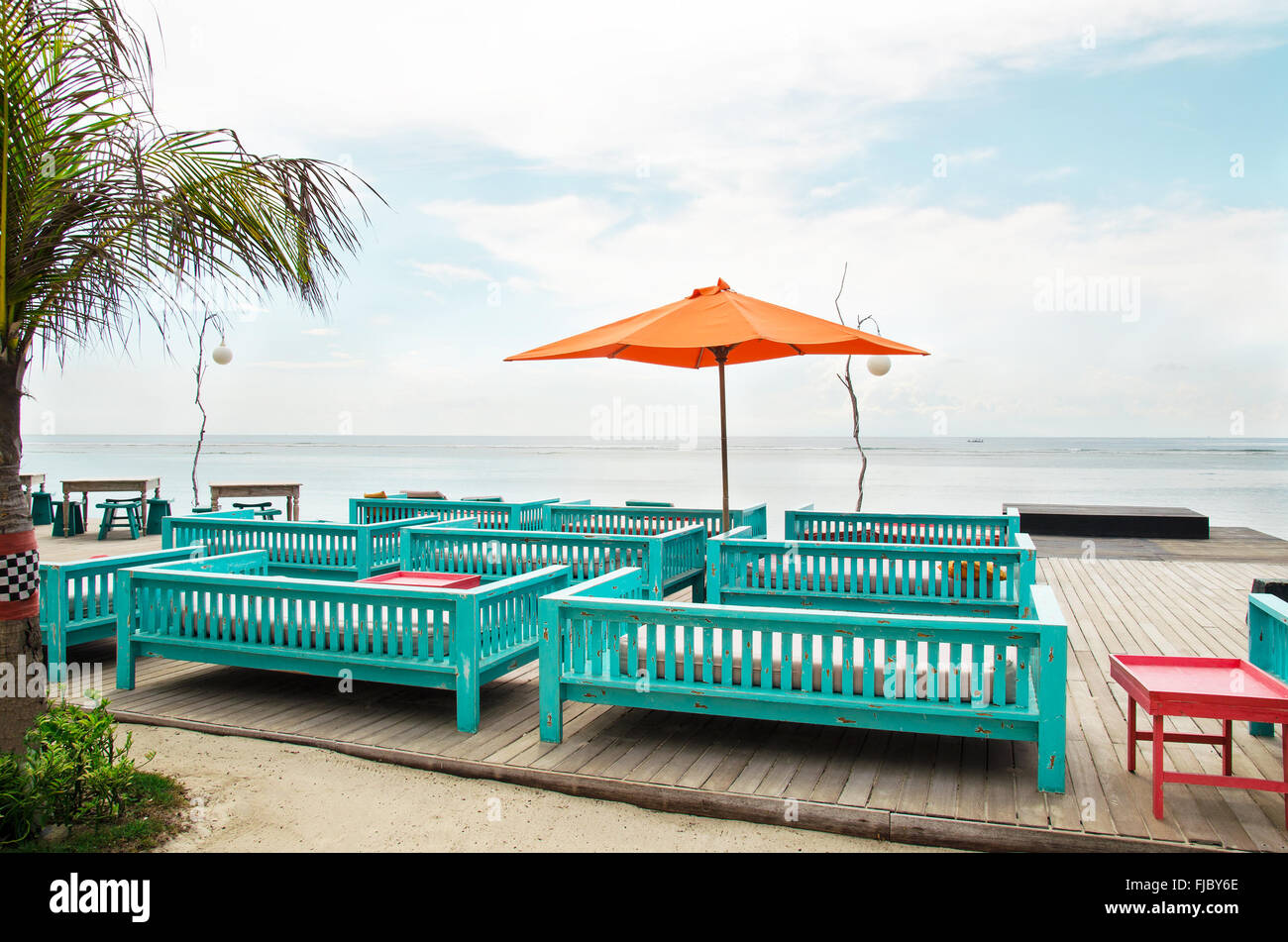 Chaises et banquettes bleu élégant sur la terrasse en bois autour de l'Océan Indien. Bali, Indonésie. Le point de droit. Banque D'Images