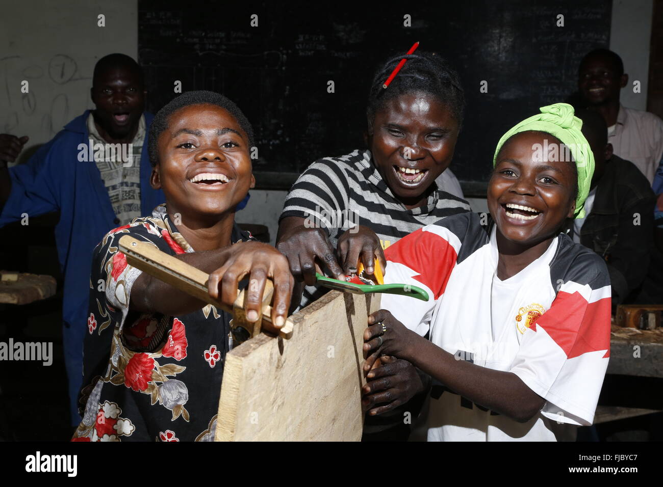 Panneau de bois mesurant les apprentis, la menuiserie et l'atelier de menuiserie, Matamba-Solo, province de Bandundu, République du Congo Banque D'Images