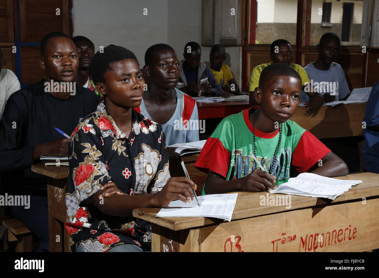 Les apprentis, les étudiants à l'école 24, la menuiserie et l'atelier de menuiserie, Matamba-Solo, province de Bandundu, République du Congo Banque D'Images
