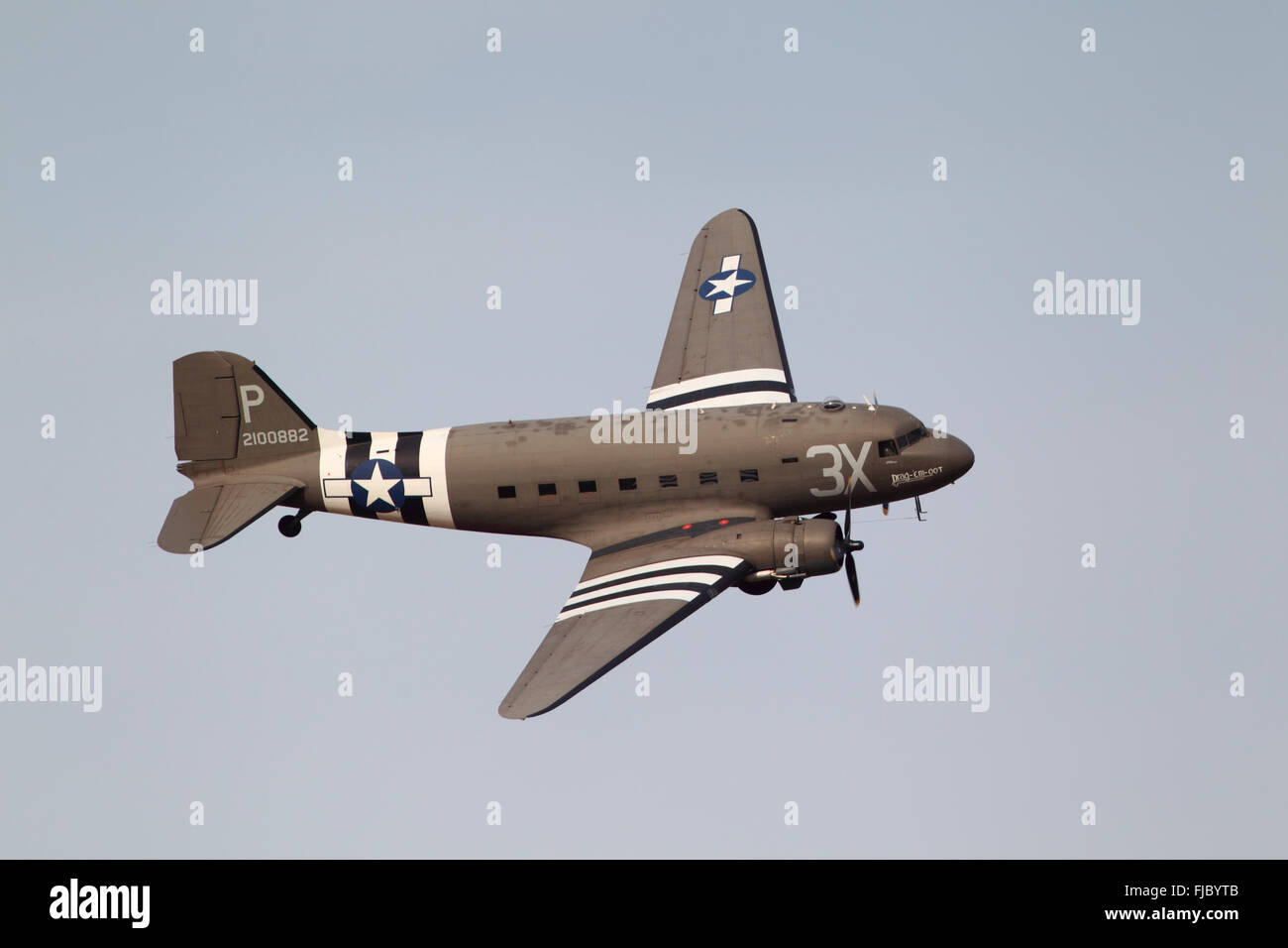 C47 ou Douglas DC3 avions Dakota dans les couleurs de l'USAF, en vol, Royaume-Uni Banque D'Images