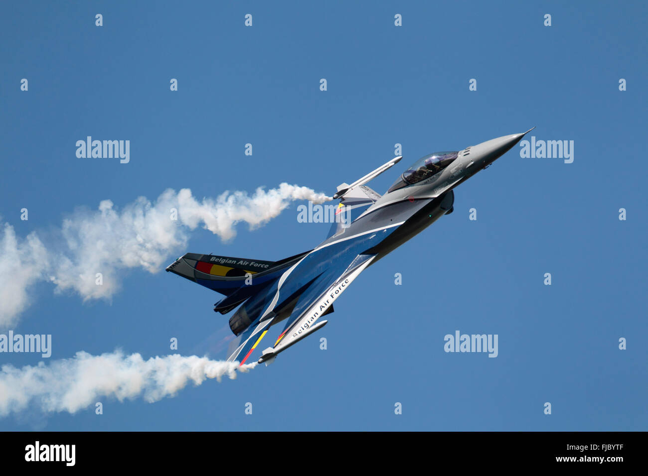 F16 Fighting Falcon, les avions de la force aérienne belge, en vol, avec des traînées de fumée, Royaume-Uni Banque D'Images