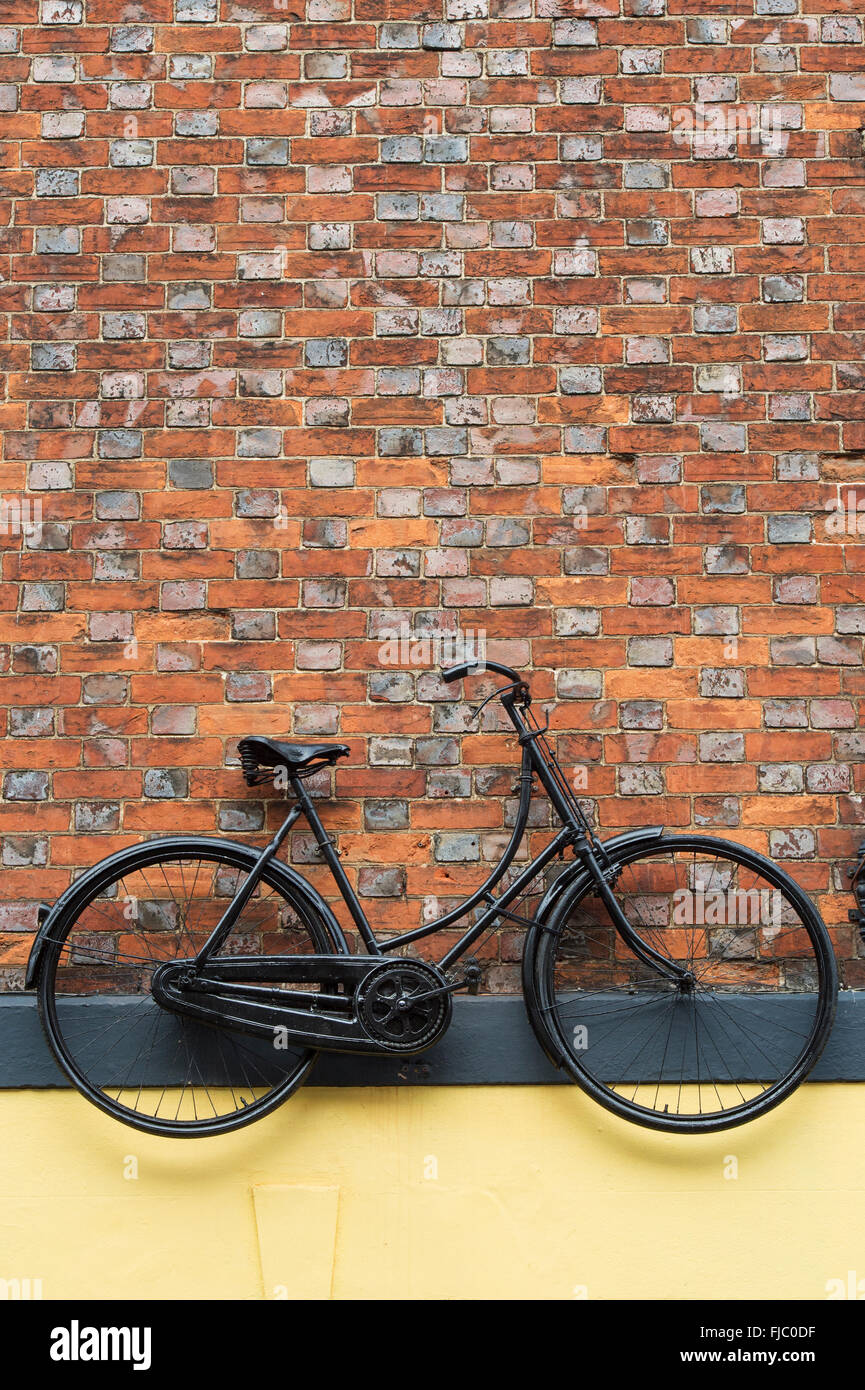 Location accrochées sur un mur extérieur d'un magasin de bicyclettes. Oxford. L'Angleterre Banque D'Images
