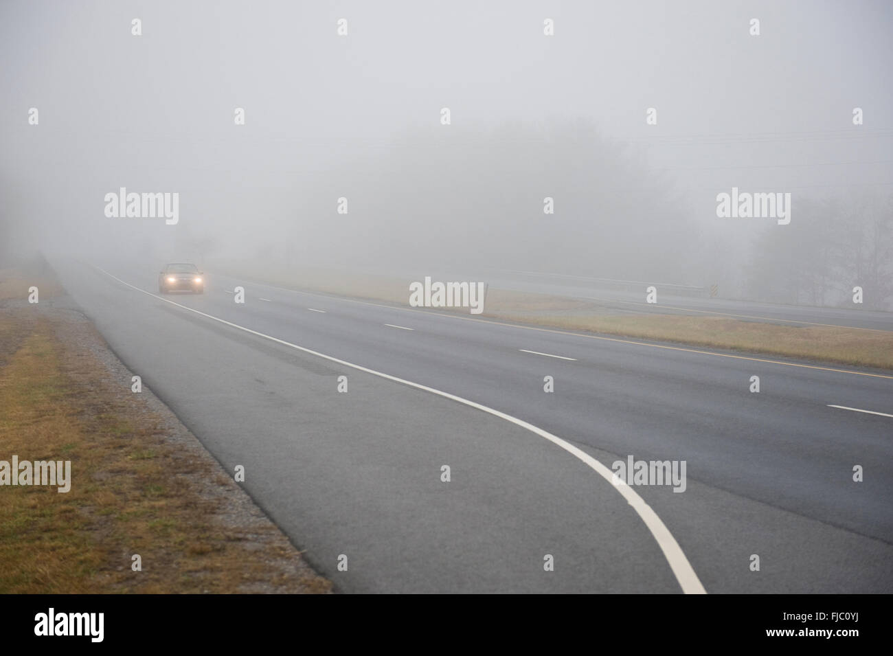 Voiture dans un épais brouillard Banque D'Images