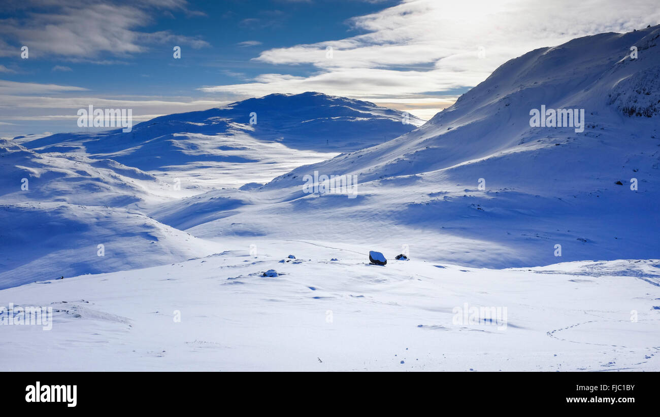 Vue sur une montagne couverte de neige Totten à Hemsedal, Norvège Banque D'Images