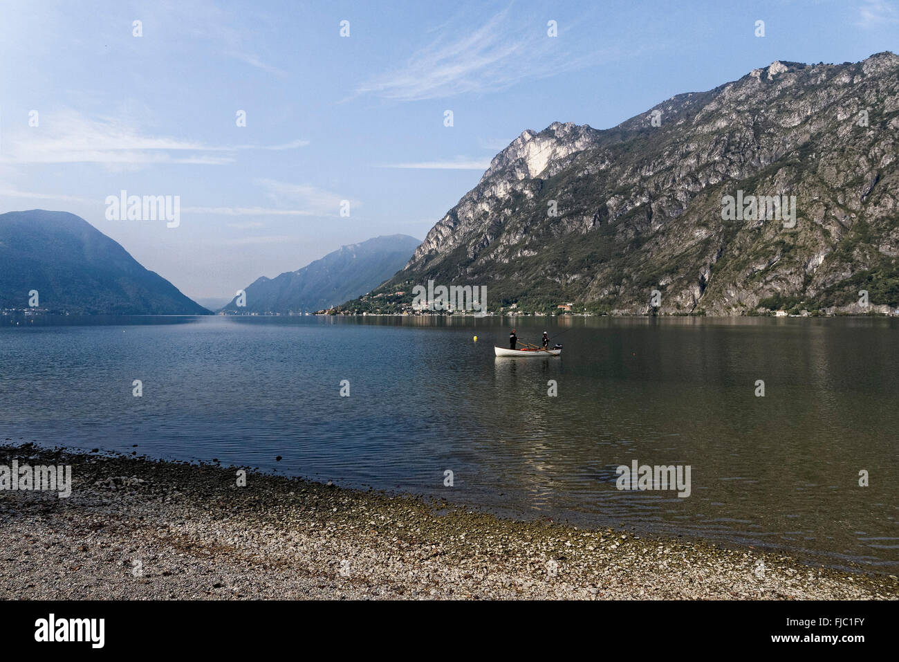 Bateau de pêche sur le lac de Lugano, Porlezza, Lombardie, Italie Banque D'Images
