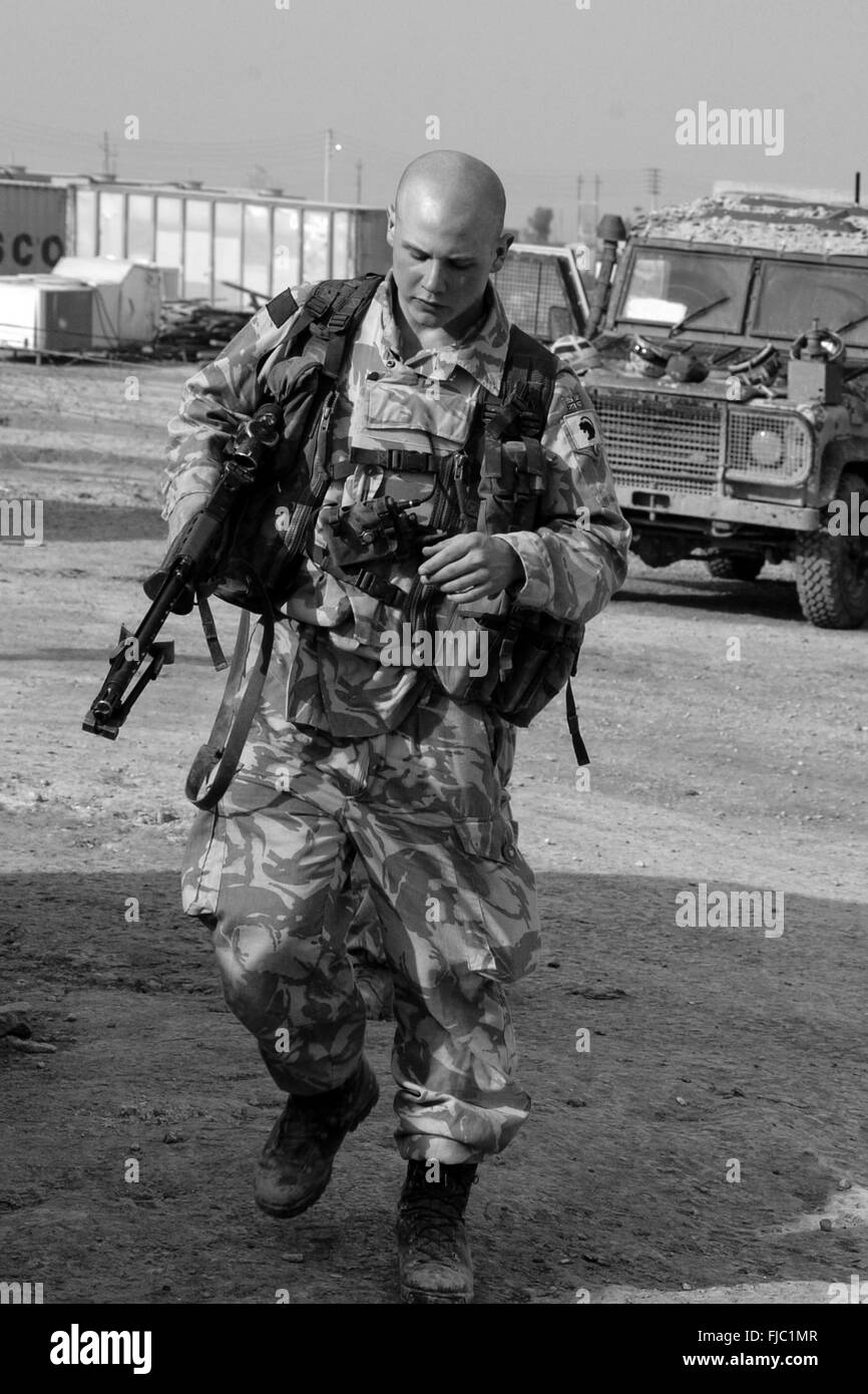 Le Welsh Guards battel group on il tour de service en Irak 2004. Ils ont été posté, juste à la sortie al Arhmar dans le sud de l'Iraq. et il comprenait l'élimination nomenclature trouve l'arme et des patrouilles de sécurité.Ils étaient là 2004/2005 op telic 5. Banque D'Images