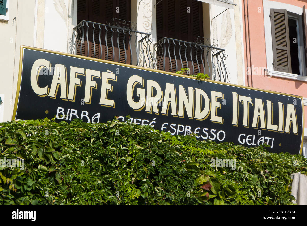 Café sur la Piazza Giosue Carducci, Sirmione, Lac de Garde, Lombardie, Italie Banque D'Images