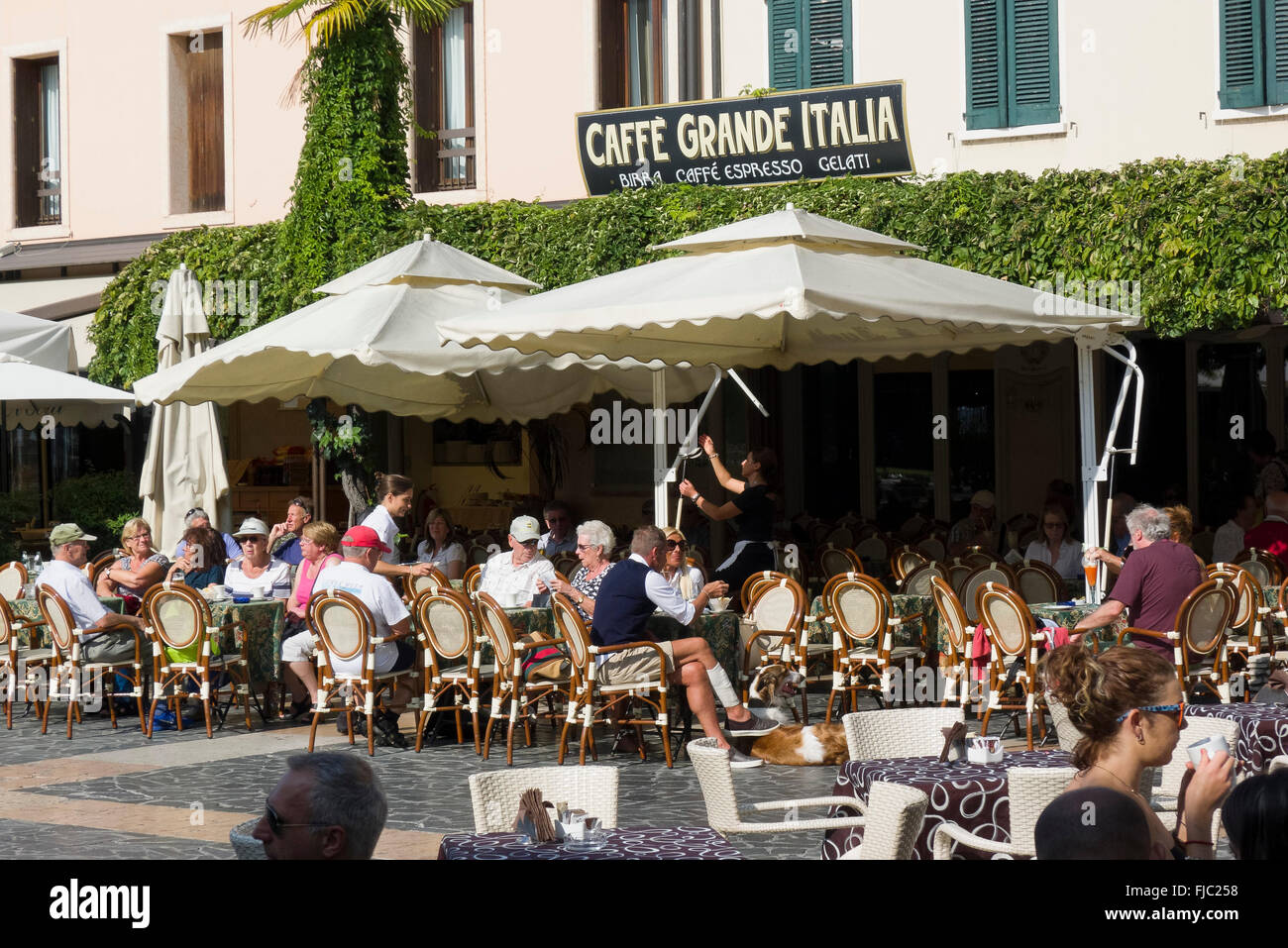 Café sur la Piazza Giosue Carducci, Sirmione, Lac de Garde, Lombardie, Italie Banque D'Images