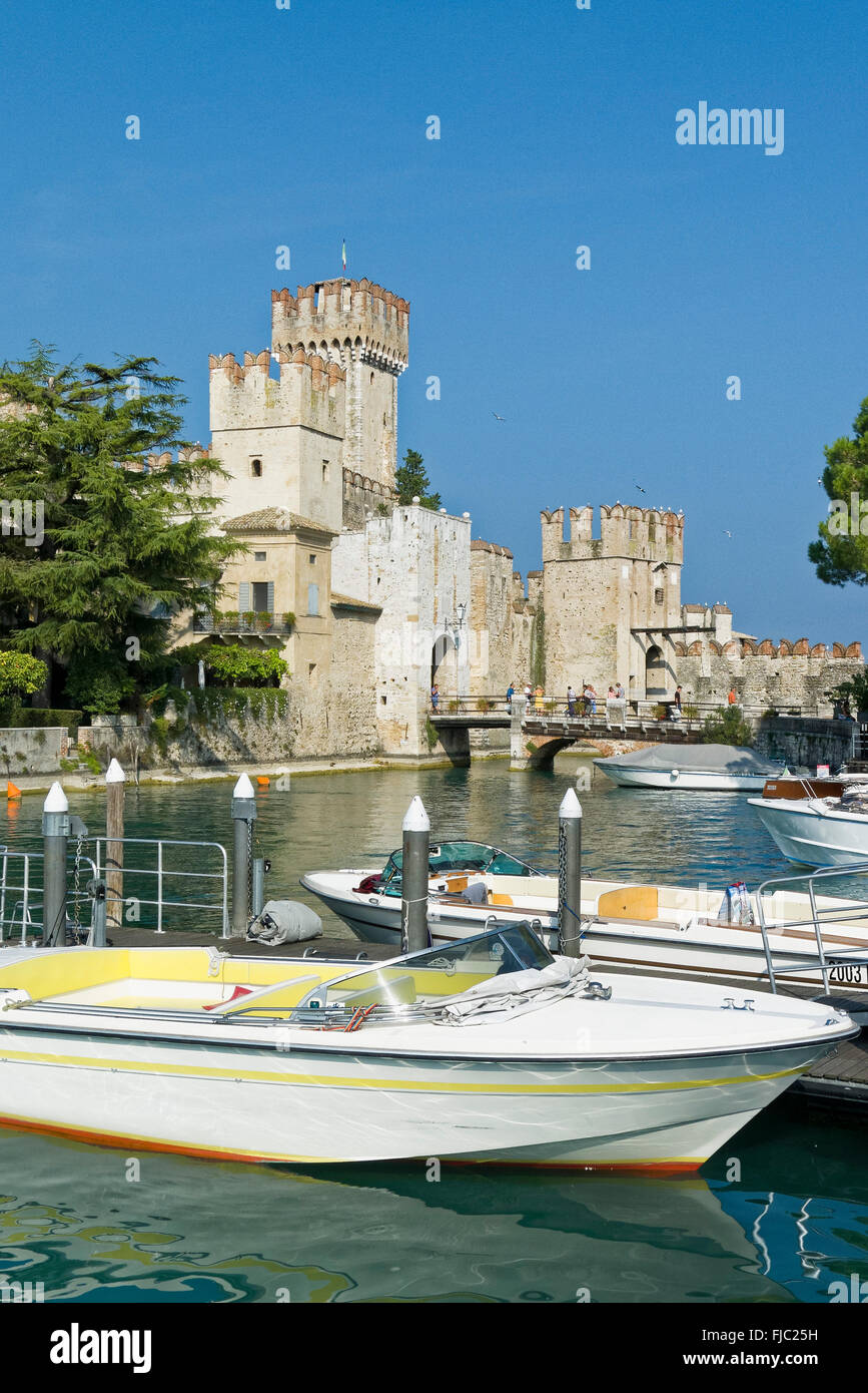 Port et château Scaligero, Sirmione, Lac de Garde, Lombardie, Italie Banque D'Images