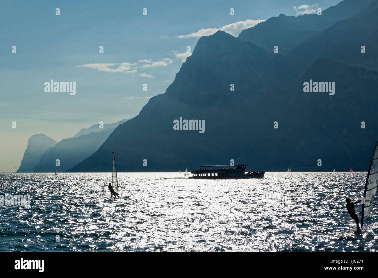 Les véliplanchistes, montagnes, extrémité nord du lac, près de Riva del Garda, Lac de Garde, le Trentin, Italie Banque D'Images