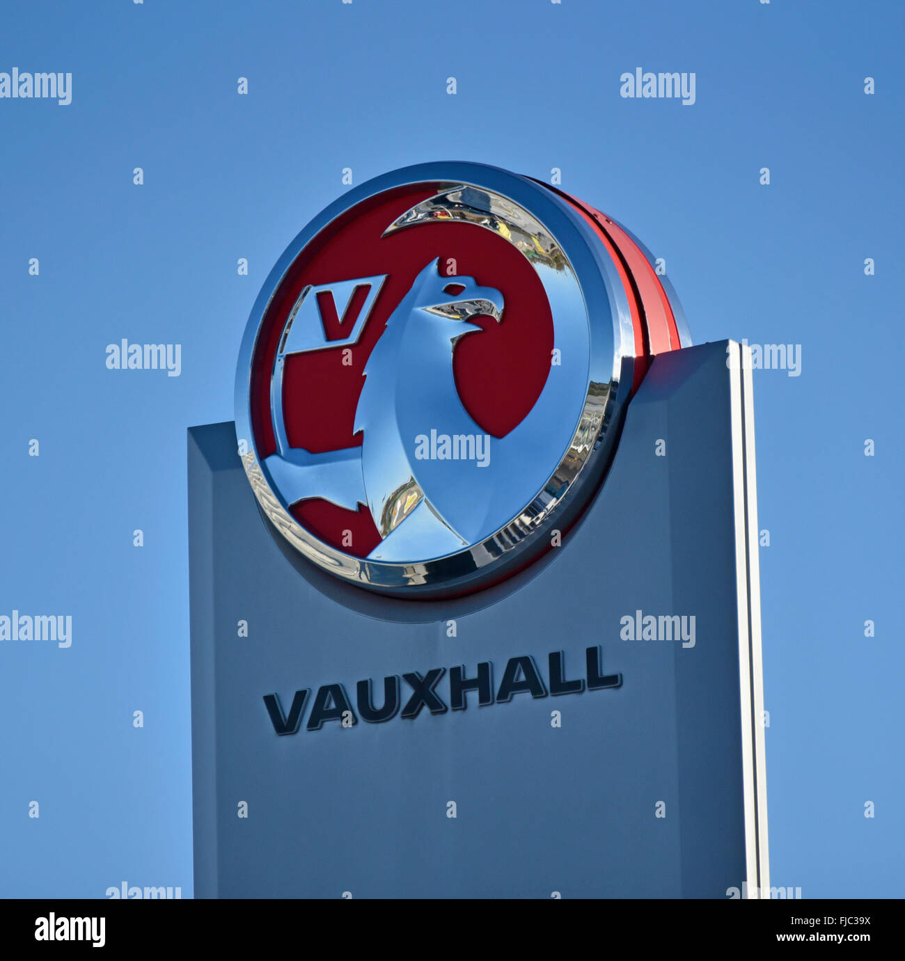 Logo Vauxhall Motors chez le concessionnaire. Kendal, Cumbria, Angleterre, Royaume-Uni, Europe. Banque D'Images