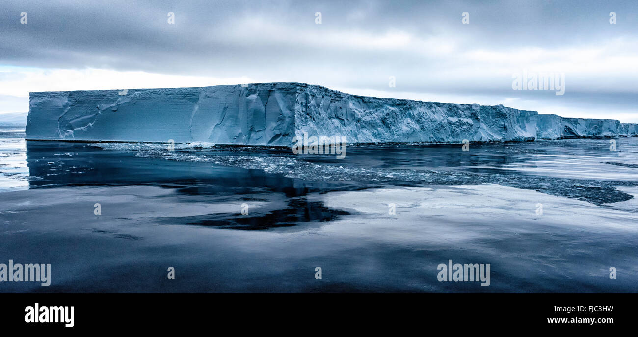 Un grand iceberg tabulaire dans l'Antarctique. C'est l'iceberg B15y Banque D'Images