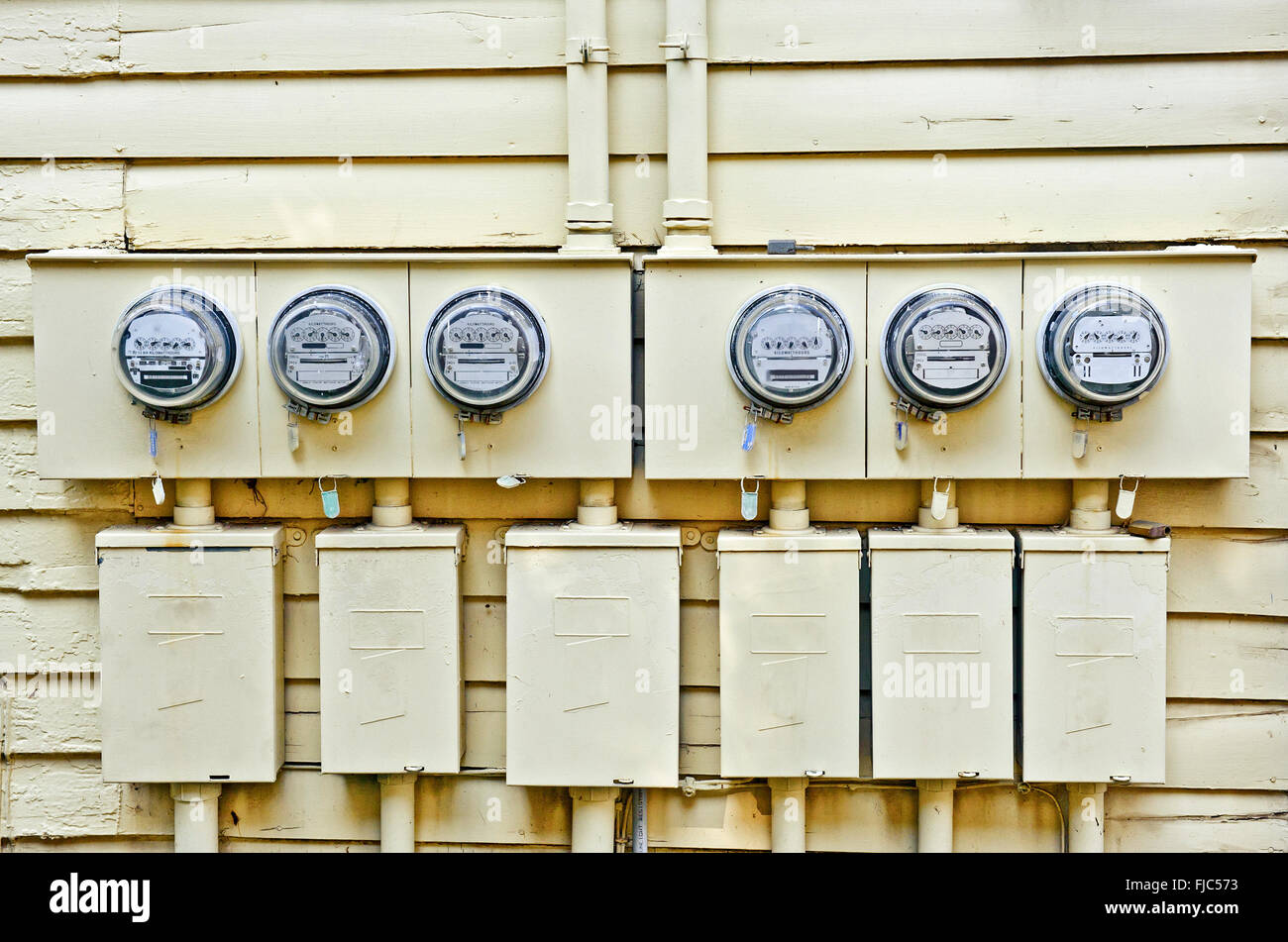 Des compteurs électriques sur l'ancienne maison Banque D'Images