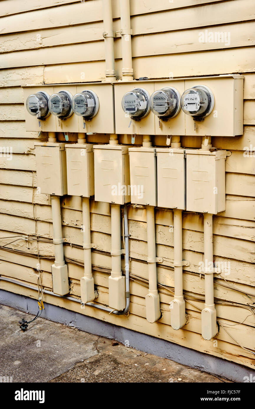 Des compteurs électriques sur le côté de l'ancienne maison transformée en appartements Banque D'Images