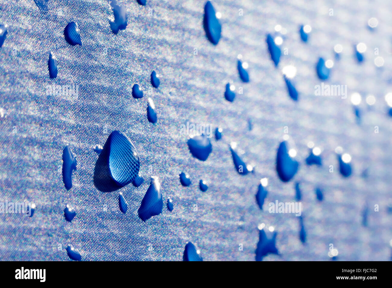 Gouttes d'eau sur fond bleu Banque D'Images