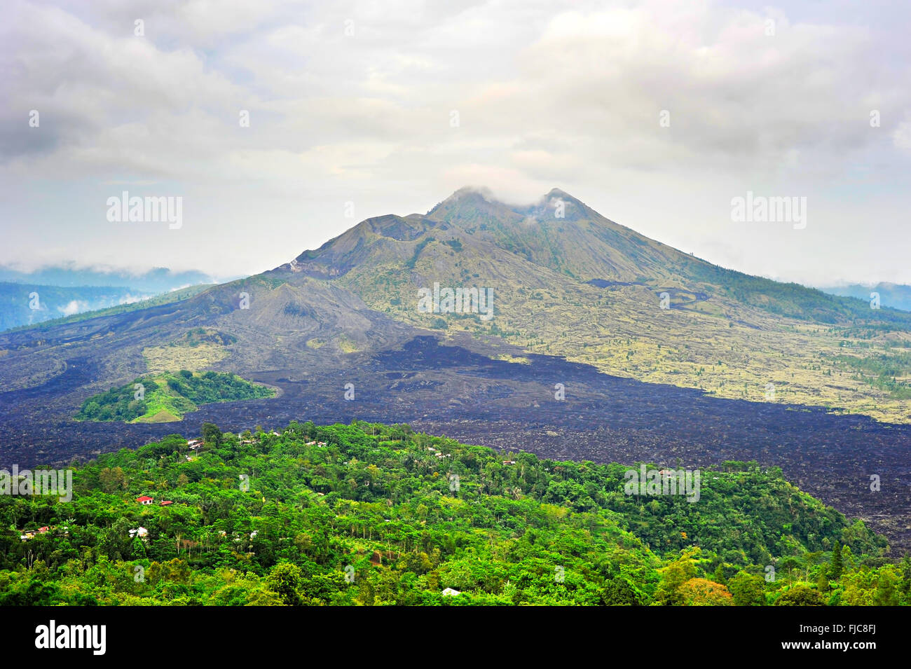 Paysage avec volcan Batur avec moody sky. L'île de Bali Banque D'Images