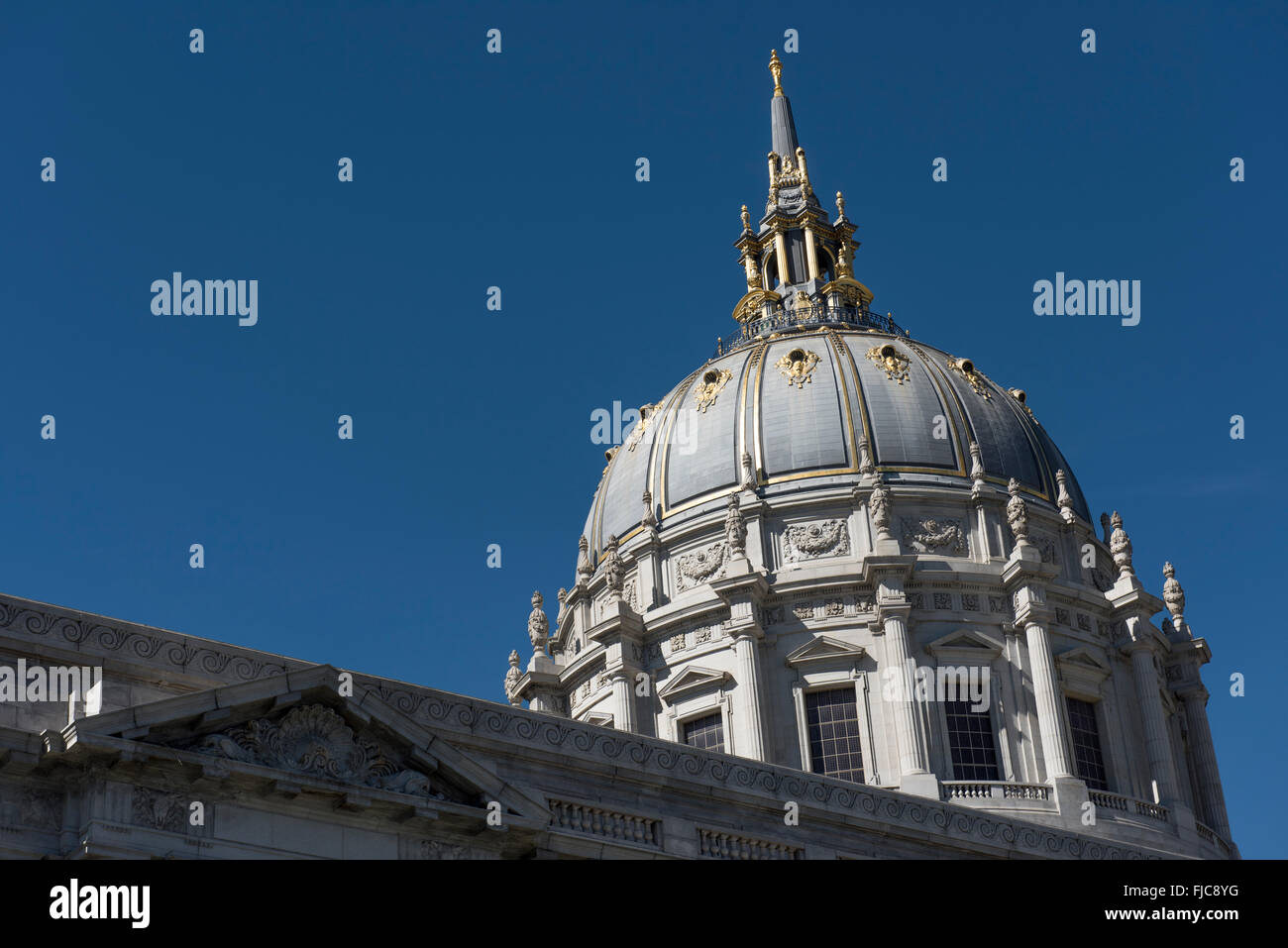 La coupole centrale de la ville et du Comté de San Francisco, l'Hôtel de Ville au Civic Center, San Francisco, California, USA Banque D'Images