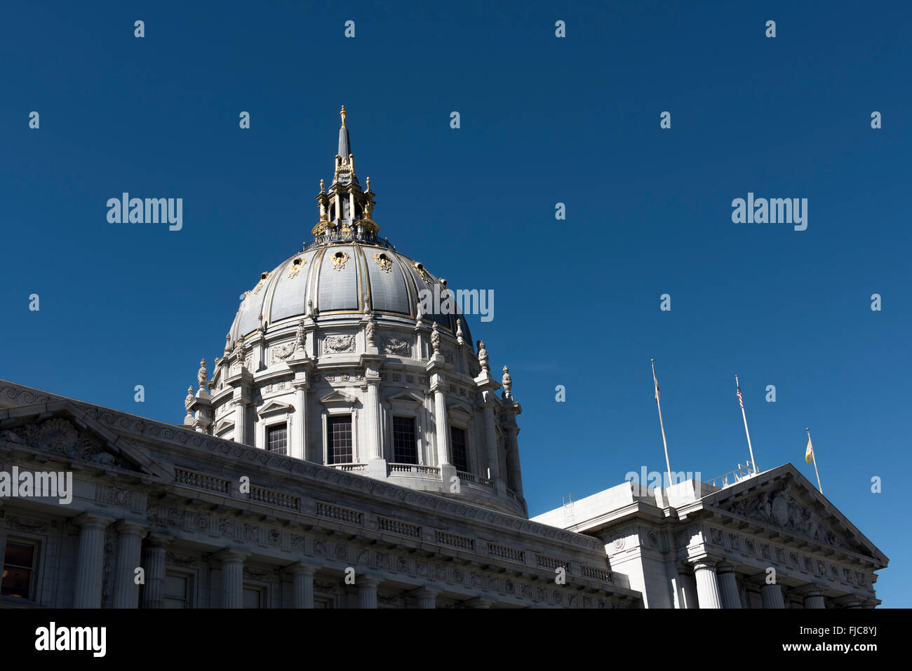 La coupole centrale de la ville et du Comté de San Francisco, l'Hôtel de Ville au Civic Center, San Francisco, California, USA Banque D'Images