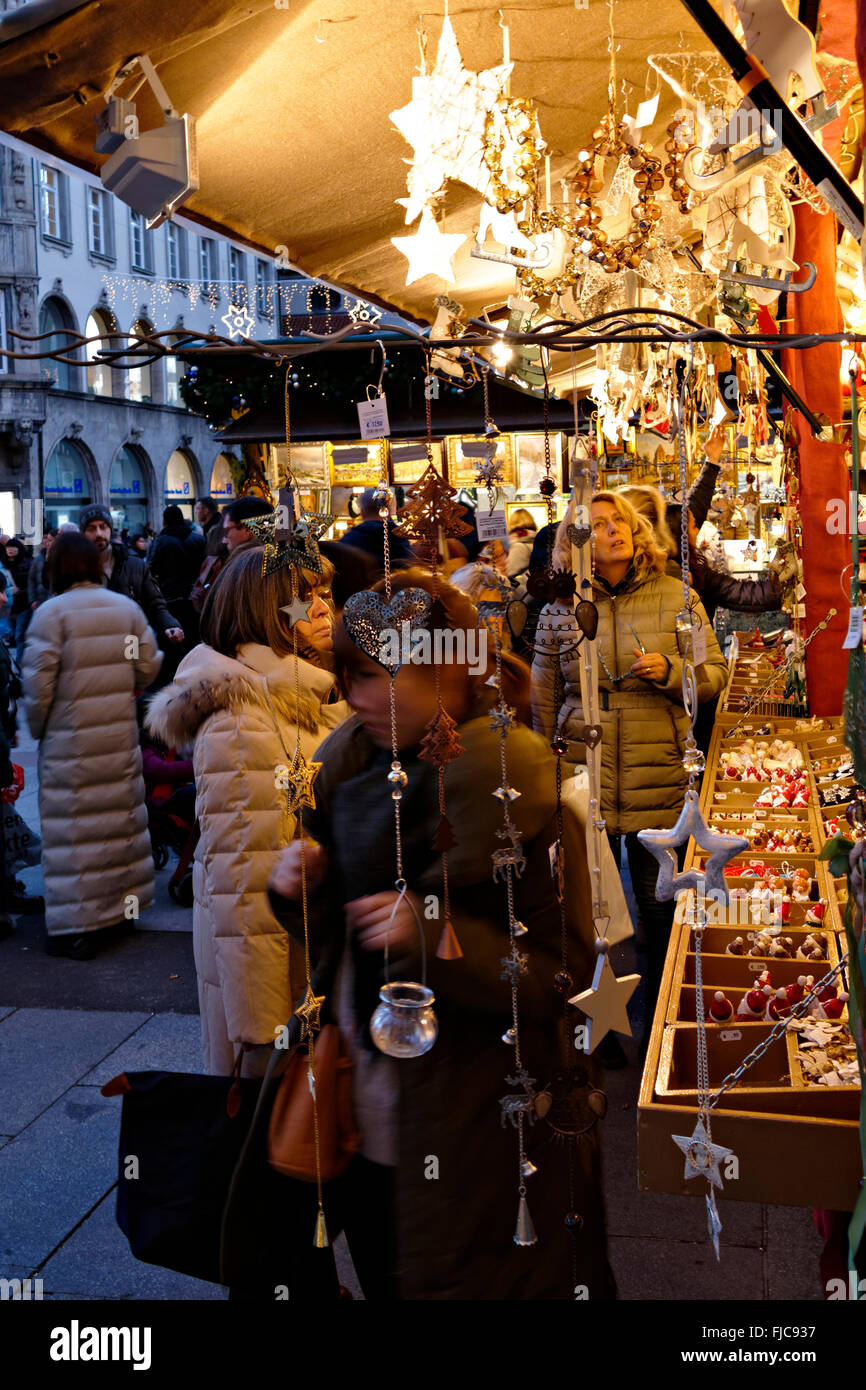 Les consommateurs dans les marchés de Noël allemand, Munich, Haute-Bavière, Allemagne, Europe. Banque D'Images