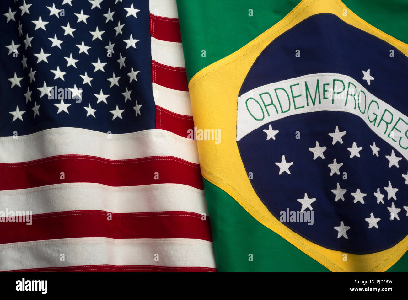 Les drapeaux des Etats-unis D'AMÉRIQUE ET LE BRÉSIL FAIT DE COTON COUSU BUNTING Banque D'Images