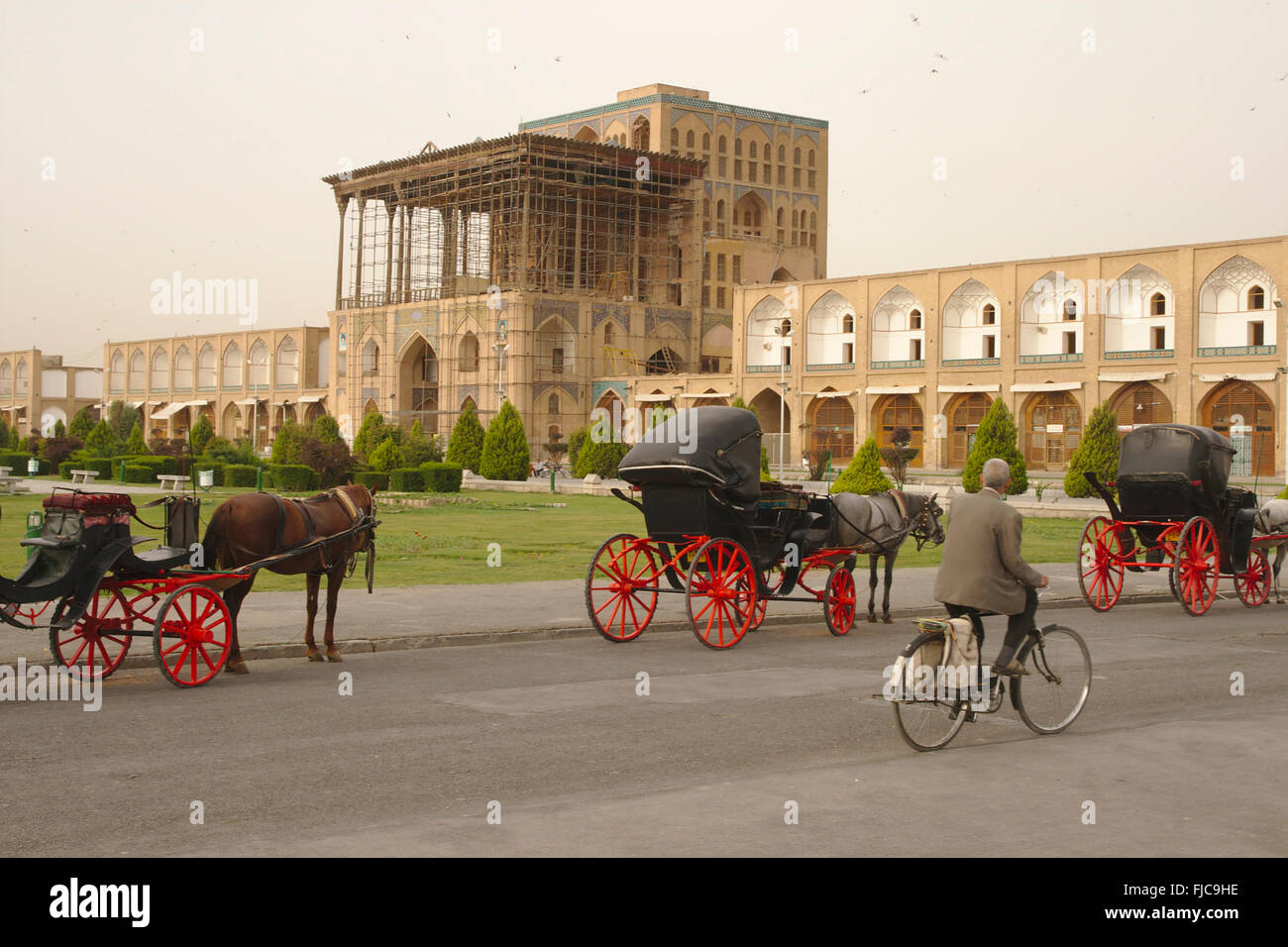 Chars en face du Palais Ali Qapu sur place Imam Shah (Square), Isfahan, Iran Banque D'Images