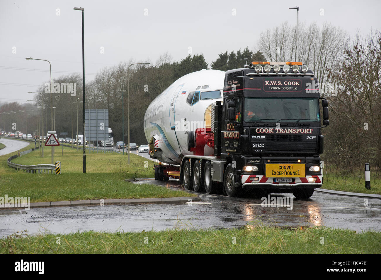 Une charge anormale composé d'un avion de ligne Boeing 737 se déplace le long du fuselage A419 à Cirencester provoquant un embouteillage Banque D'Images