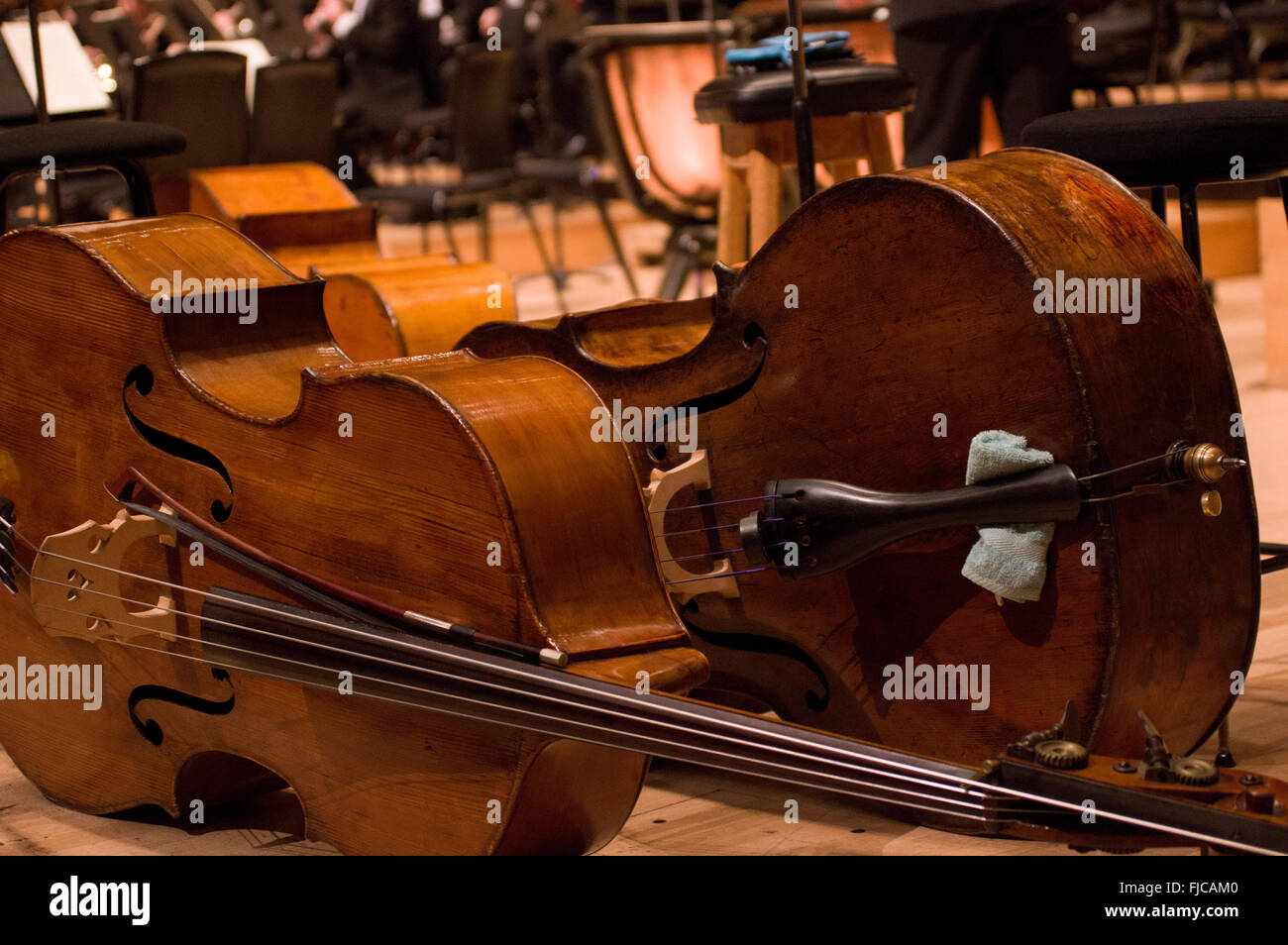 Deux instruments à cordes contrebasse couchée sur le côté sur la scène d'un concert classique de Londres, Angleterre Banque D'Images
