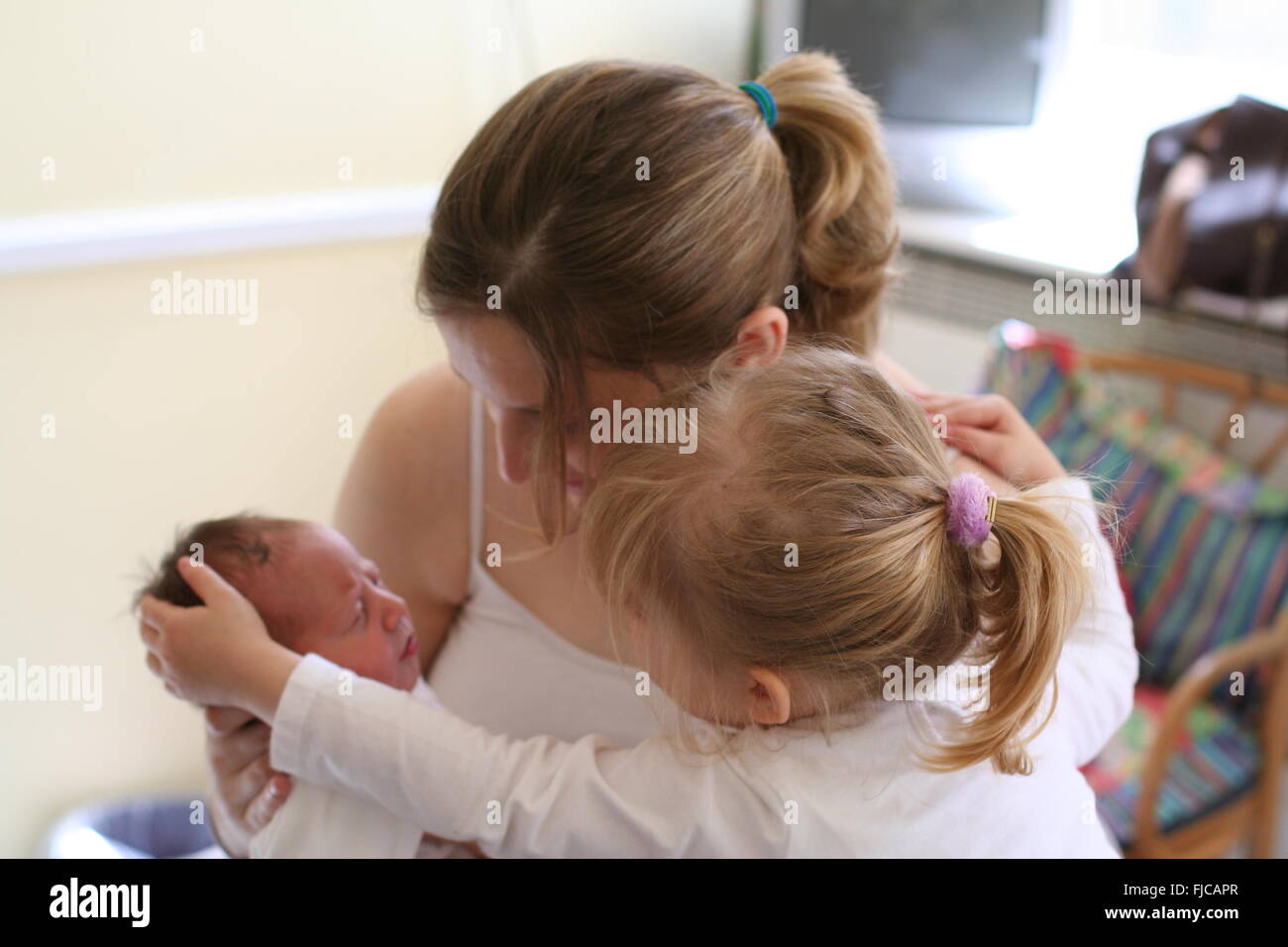 Mère et bébé nouveau-né fille dans l'hôpital, l'enfant rencontre sa petite sœur pour la première fois, maternité, moment de vie, l'amour de la famille concept Banque D'Images