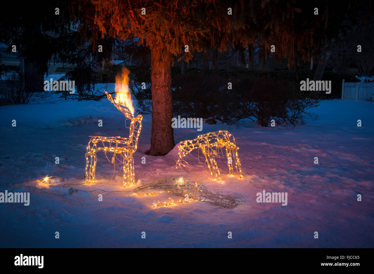 Le renne de Noël ornements de pelouse en feu Banque D'Images