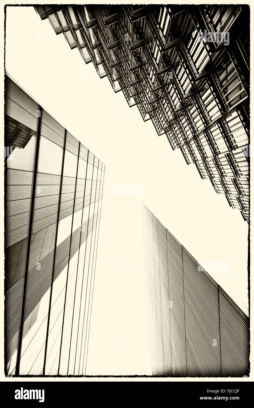 Un résumé photo en noir et blanc à la capture de trois bâtiments différents sur une 45 deg Banque D'Images