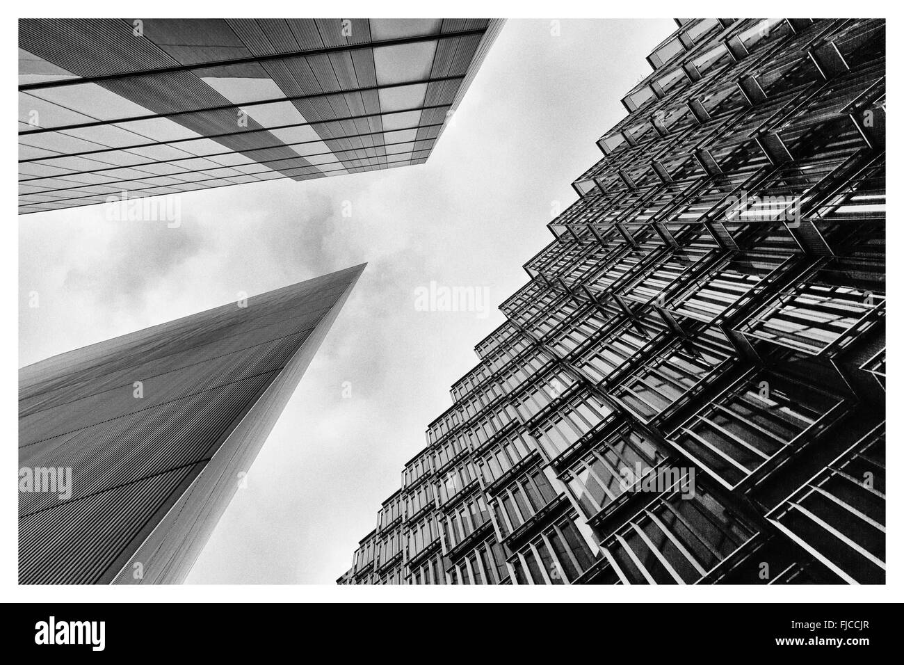 Un résumé photo en noir et blanc à la capture de trois bâtiments différents sur une 45 deg Banque D'Images
