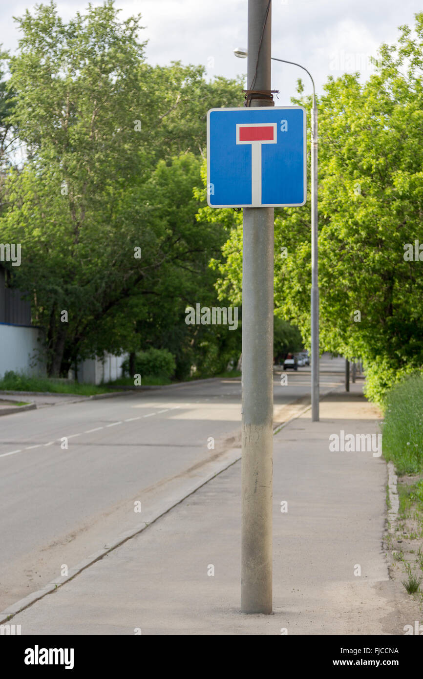 Panneau routier dead end dans une rue calme et verdoyant Banque D'Images