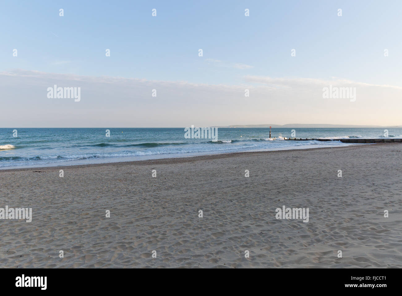 Un coucher du soleil la lumière, à la recherche d'un quai, prises sur la plage de sable Banque D'Images