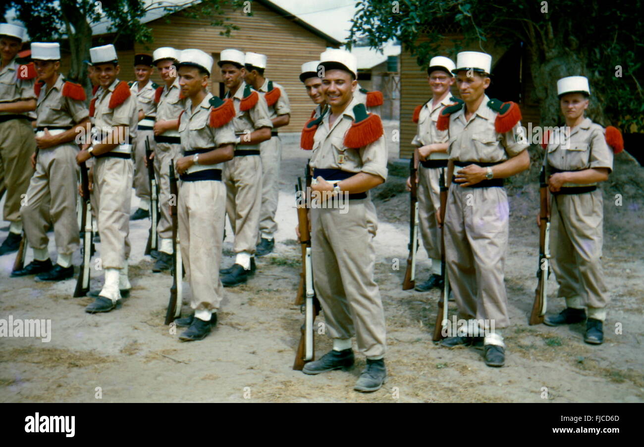 AJAXNETPHOTO. 1950 (environ). VIETNAM INDO.CHINE. - Soldats français dans un campement près de XUYEN-MOC. PHOTO:JEAN CORRE/AJAX REF:24/20-18A. Banque D'Images