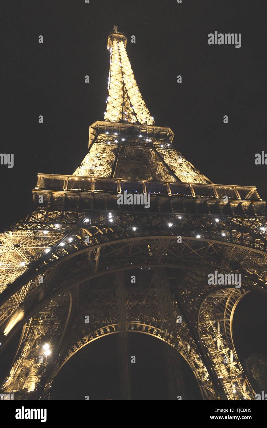 Paris, France - circa Septembre 2012 : une nuit photographie de la Tour Eiffel en tenant sous la structure de la recherche des photos, h Banque D'Images