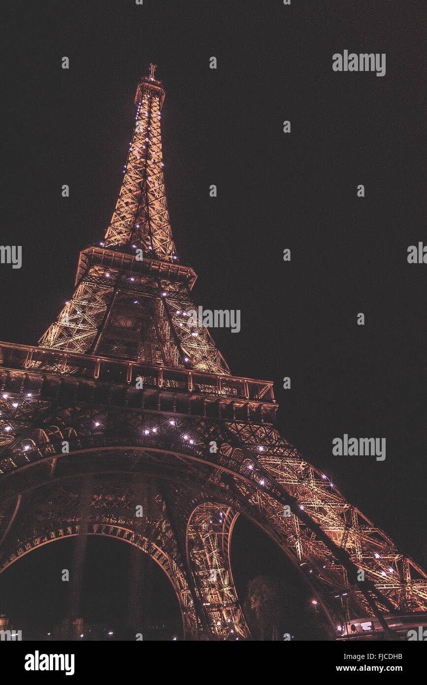 Paris, France - circa Septembre 2012 : une nuit photographie de la Tour Eiffel en tenant sous la structure de la recherche des photos, h Banque D'Images
