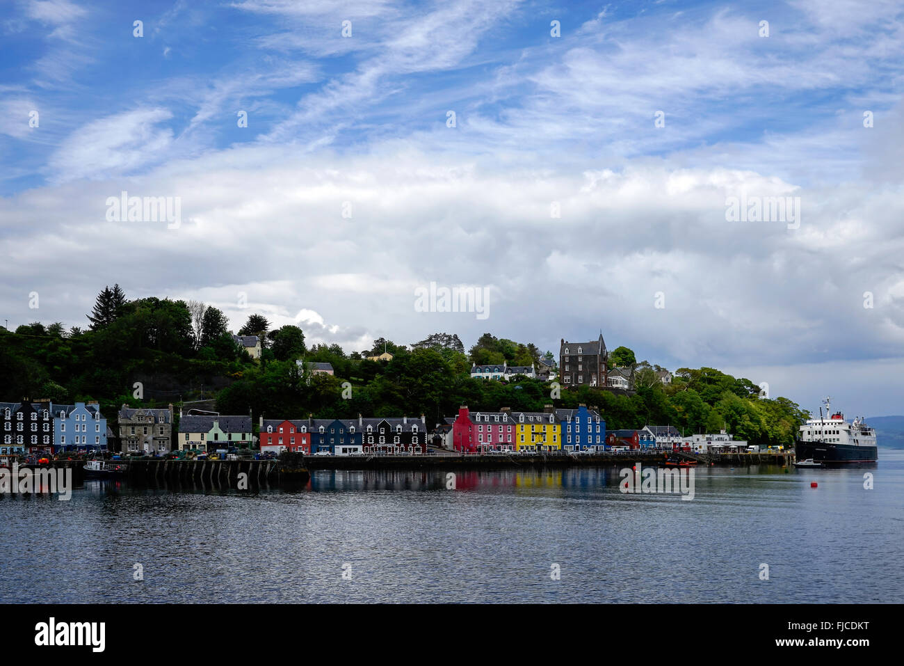 Maisons peintes pittoresques dans le port de Tobermory, sur l'île de Mull, Hébrides intérieures, Ecosse Banque D'Images