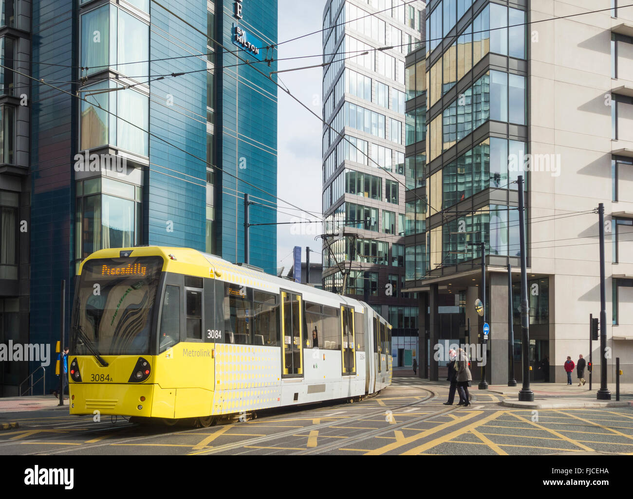 Le Tram passant Double tree Hilton hotel, un Piccadilly Place, 1 Auburn Street., Manchester, Royaume-Uni Banque D'Images